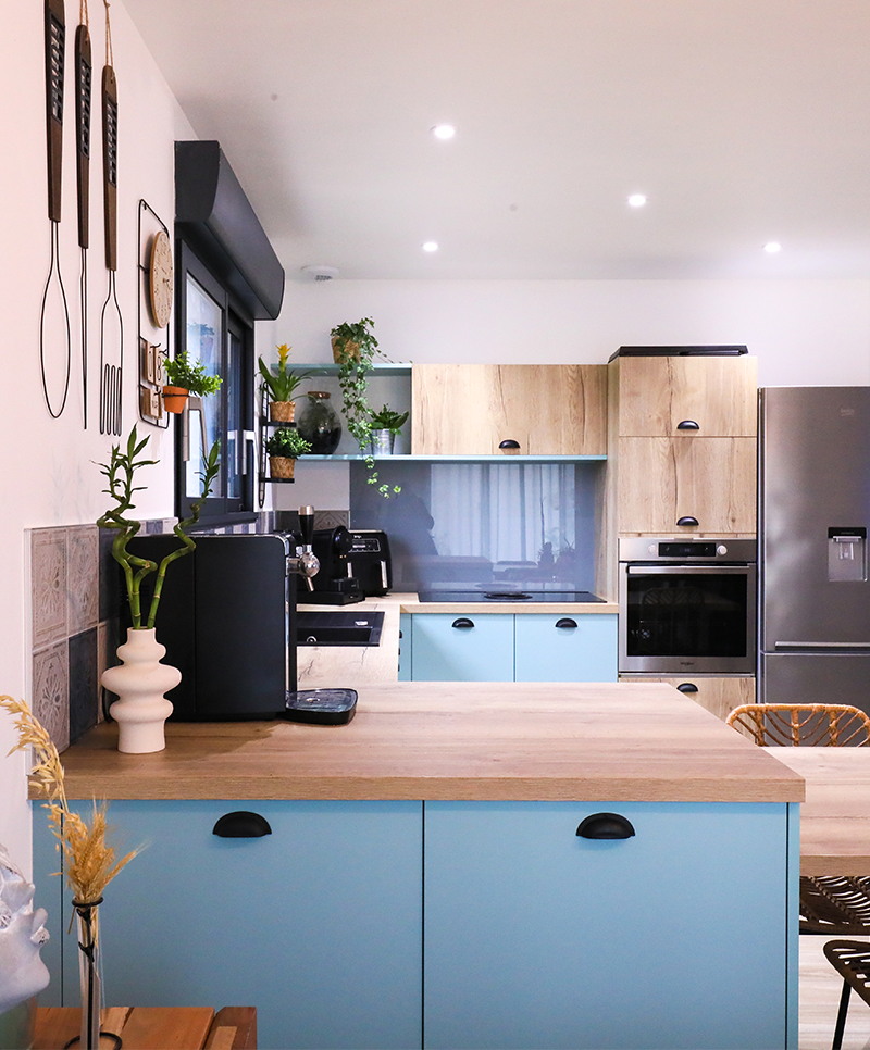 Cuisine sur mesure bleu et bois - Visentin agencement