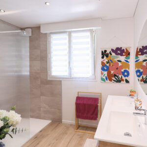 Salle de bain blanche et bois