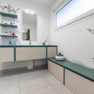 Salle de bain bleu et beige