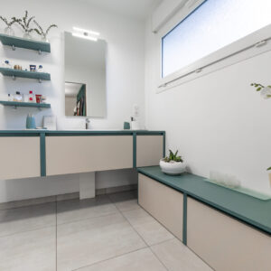 Salle de bain bleu et beige