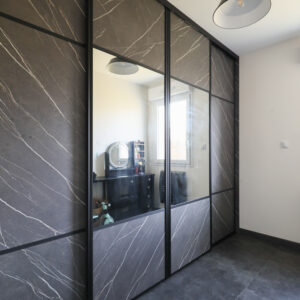 rangement avec portes coulissantes